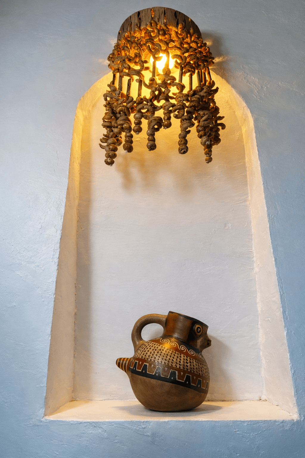 Lámpara artesanal de chañar con cerámica local